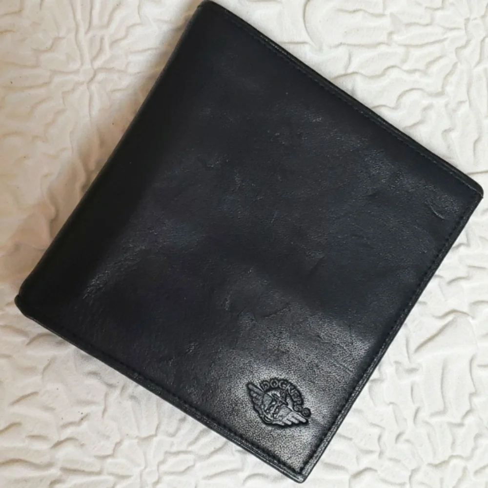 Docker Mens Fullgrain Leather black bifold square wallet. Size 4